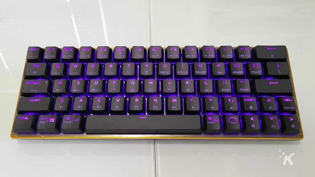 lumières violettes sur le clavier