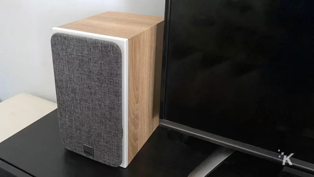 enceinte sans fil dali oberon 1c sur meuble tv