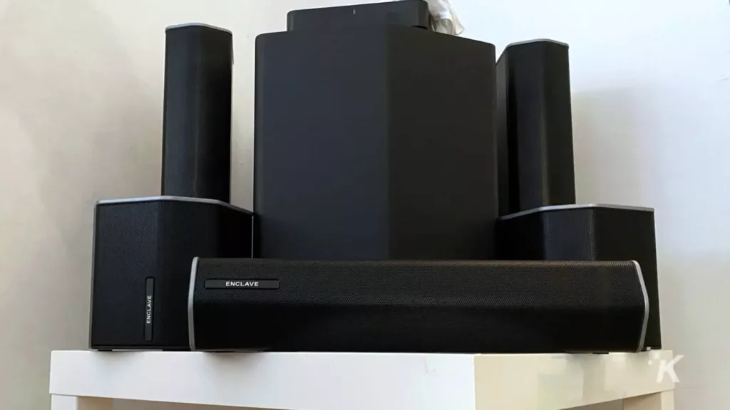 sistem enclave cinehome 2 yang dikelompokkan menampilkan subwoofer, dua speaker depan, dua speaker belakang, dan speaker tengah