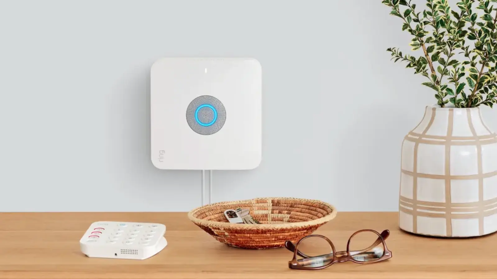 ring alarm pro montado en la pared detrás de una mesa