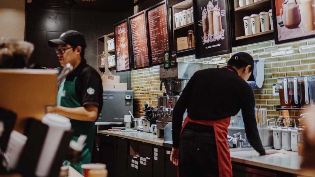 cafetería starbucks con gente trabajando