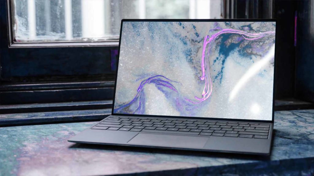 laptop sul tavolo con windows 10