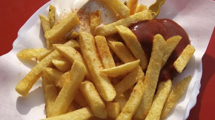 frites avec de la nourriture au ketchup