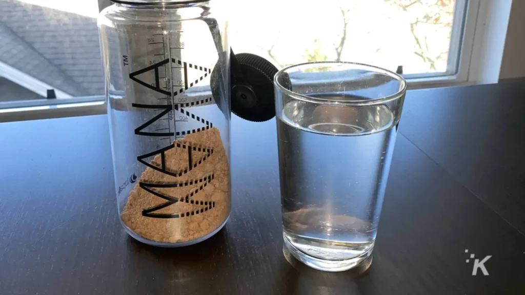 poudre de substitut de repas de mana à l'intérieur d'une tasse de shaker