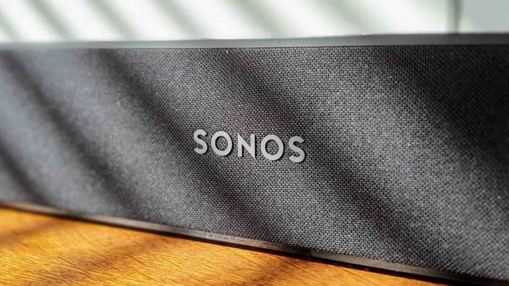 桌子上的 Sonos 扬声器