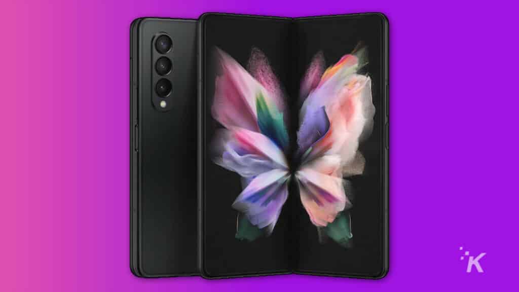 Samsung Galaxy Z fold 3 portatile su sfondo viola