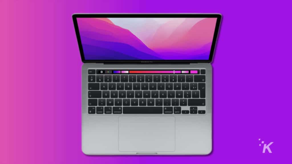 紫色の背景にアップルの macbook pro 13 m2