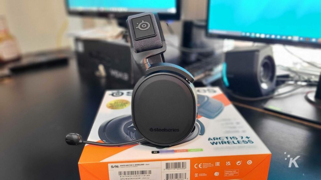 steelseries の arctis 7+ ヘッダー