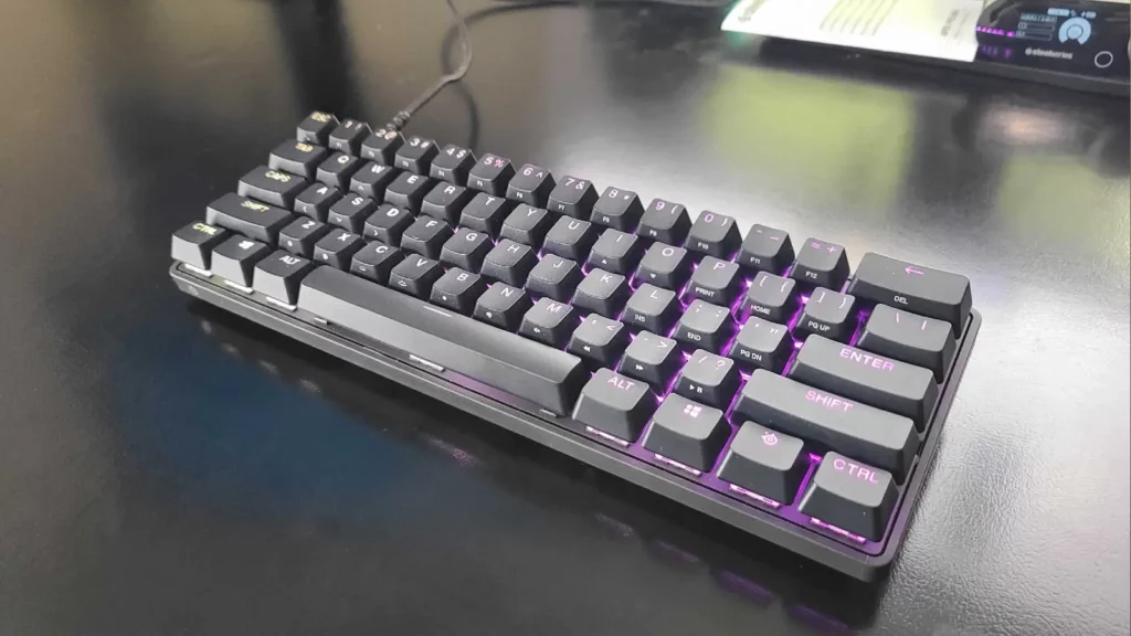 Steelseries apex pro mini oyun klavyesi sağa açılı