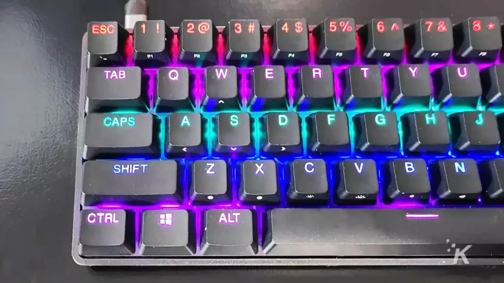 rgb renklerini gösteren steelseries klavye