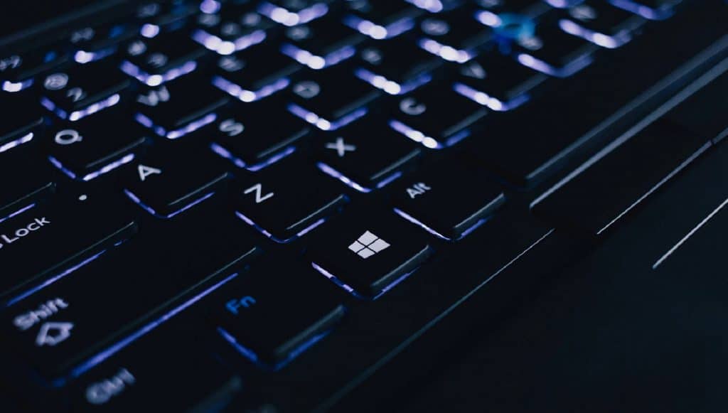 Tastatură iluminată din spate care arată diverse taste Mega Breach Hack